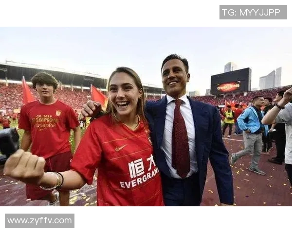 美女与足球明星甜蜜亲吻瞬间引发热议，爱情与运动的完美结合